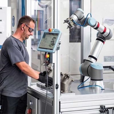 Collaborative Robot UR16e Used For Locking Screw With 6 axis industrial robotic arm As Cobot